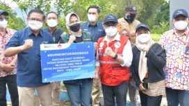 Penyaluran bantuan oleh Satgas Bencana BUMN Wilayah Jawa Timur untuk korban banjir bandang di Kota Batu dan Kota Malang.