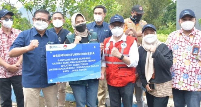 
					Penyaluran bantuan oleh Satgas Bencana BUMN Wilayah Jawa Timur untuk korban banjir bandang di Kota Batu dan Kota Malang.