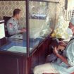 Ka SPKT Polsek Buduran Siput Sukarman Hadi saat memberikan pelayanan pada masyarakat di hari Minggu.