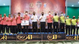 Jajaran Polresta Sidoarjo saat menerima gelar juara di Kapolda Cup.