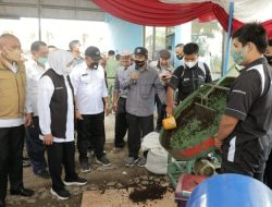 Gubernur Jawa Timur,  Khofifah Indar Parawansa saat mengunjungi SMKN 1 Jenangan Ponorogo, Senin (8/11/2021).