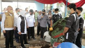 Gubernur Jawa Timur, Khofifah Indar Parawansa saat mengunjungi SMKN 1 Jenangan Ponorogo, Senin (8/11/2021).