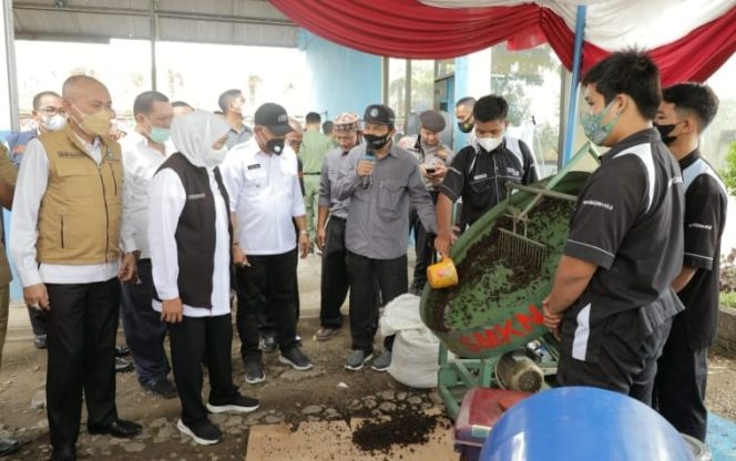 
					Gubernur Jawa Timur,  Khofifah Indar Parawansa saat mengunjungi SMKN 1 Jenangan Ponorogo, Senin (8/11/2021).
