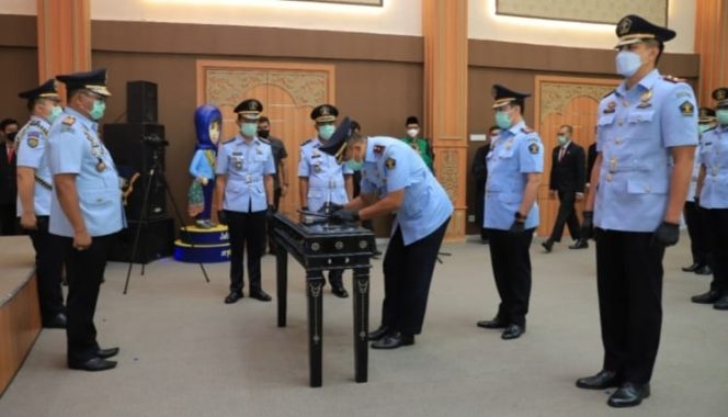 
					Kepala Kanwil Kemenkumham Jatim, Krismono saat melantik tiga Kepala Kantor Imigrasi.