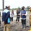 Wagub Jatim, Emil Dardak saat meninjau dampak banjir yang terjadi di Desa Bengkelolor, Kecamatan Benjeng dan Desa Cermen, Kecamatan Kedamean, Kab. Gresik, Senin (8/11/2021).