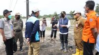 Wagub Jatim, Emil Dardak saat meninjau dampak banjir yang terjadi di Desa Bengkelolor, Kecamatan Benjeng dan Desa Cermen, Kecamatan Kedamean, Kab. Gresik, Senin (8/11/2021).