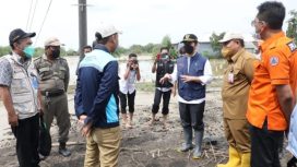 Wagub Jatim, Emil Dardak saat meninjau dampak banjir yang terjadi di Desa Bengkelolor, Kecamatan Benjeng dan Desa Cermen, Kecamatan Kedamean, Kab. Gresik, Senin (8/11/2021).