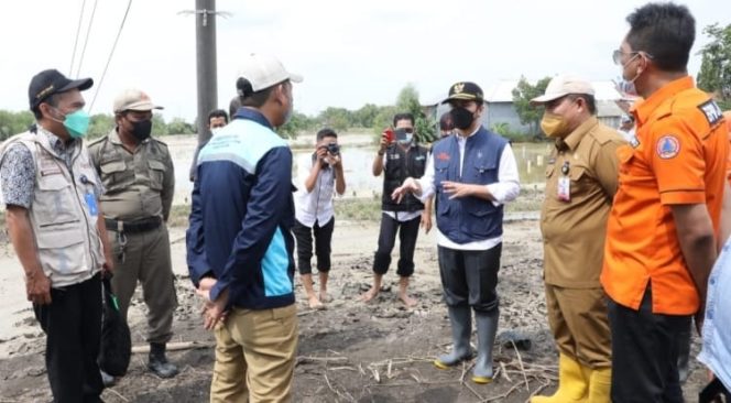 
					Wagub Jatim, Emil Dardak saat meninjau dampak banjir yang terjadi di Desa Bengkelolor, Kecamatan Benjeng dan Desa Cermen, Kecamatan Kedamean, Kab. Gresik, Senin (8/11/2021).