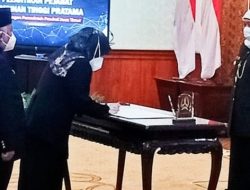 Gubernur Khofifah Indar parawansa,saat melantik pejabat eselon II Pemprov Jatim di Gedung Grahadi Surabaya ,Selasa (9/12/21)