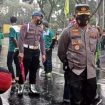 Kapolrestabes dan Wakapolrestabes Surabaya rela hujan-hujanan saat mendampingi buruh menyampaikan aspirasi menuntut kenaikan upah buruh tahun 2022 di depan Kantor Gubernur Jawa Timur Jl. Pahlawan Kota Surabaya, Rabu (10/11/2021).