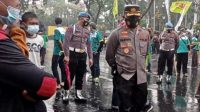 Kapolrestabes dan Wakapolrestabes Surabaya rela hujan-hujanan saat  mendampingi buruh menyampaikan aspirasi menuntut kenaikan upah buruh tahun 2022 di depan Kantor Gubernur Jawa Timur Jl. Pahlawan Kota Surabaya, Rabu (10/11/2021).