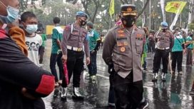 Kapolrestabes dan Wakapolrestabes Surabaya rela hujan-hujanan saat mendampingi buruh menyampaikan aspirasi menuntut kenaikan upah buruh tahun 2022 di depan Kantor Gubernur Jawa Timur Jl. Pahlawan Kota Surabaya, Rabu (10/11/2021).