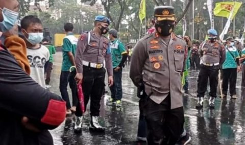 Kapolrestabes Surabaya dan Jajaran Dampingi Buruh Sampaikan Aspirasi di Tengah Derasnya Hujan