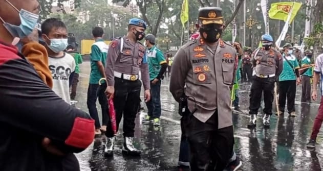 Kapolrestabes Surabaya dan Jajaran Dampingi Buruh Sampaikan Aspirasi di Tengah Derasnya Hujan