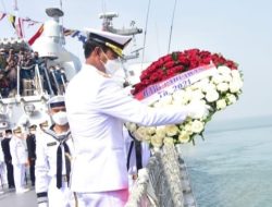 Panglima Koarmada II Laksda TNI Dr. Iwan Isnurwanto, saat memimpin Upacara Tabur Bunga dalam rangka memperingati Hari Pahlawan 10 November di geladak heli salah satu kapal perang Koarmada II yakni KRI Frans Kaisiepo-368, Rabu (10/11/2021).