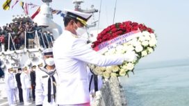 Panglima Koarmada II Laksda TNI Dr. Iwan Isnurwanto, saat memimpin Upacara Tabur Bunga dalam rangka memperingati Hari Pahlawan 10 November di geladak heli salah satu kapal perang Koarmada II yakni KRI Frans Kaisiepo-368, Rabu (10/11/2021).