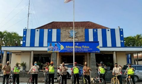 Peringati Hari Pahlawan, Satlantas Polres Kediri Kota Patroli Bersepeda dan Berpakaian Pahlawan