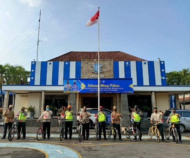 
					Peringati Hari Pahlawan, Satlantas Polres Kediri Kota Patroli Bersepeda dan Berpakaian Pahlawan