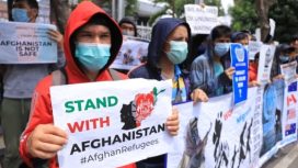 Aksi damai pengungsi internasional asal Afghanistan yang berada di Tempat Penampungan Puspa Agro saat mendatangi kantor Kanwil Kemenkumham Jatim.