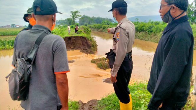 
					Kapolsek Kalidawir bersama Stake Holder Pantau 3 Desa Dilanda Banjir, Memastikan Tidak Ada Korban