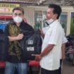 Anggota Komisi E DPRD Jatim, dr Benjamin Kristianto saat memberikan bantuan ke korban bencana angin Puting Beliung di Sidoarjo.