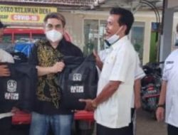 Anggota Komisi E DPRD Jatim, dr Benjamin Kristianto saat memberikan bantuan ke korban bencana angin Puting Beliung di Sidoarjo.