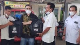 Anggota Komisi E DPRD Jatim, dr Benjamin Kristianto saat memberikan bantuan ke korban bencana angin Puting Beliung di Sidoarjo.