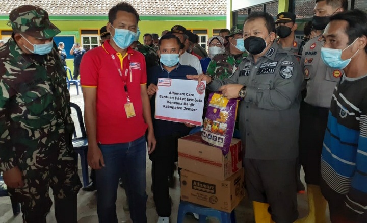 Bupati Jember Menerima Lansung Bantuan Paket Sembako dari Alfamart Untuk Korban Terdampak Banjir