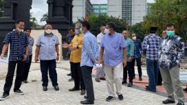 Ketua Komisi D DPRD Jatim, dr Agung Mulyono,  saat memantau perbaikan pembangunan taman krida Budaya Malang bersama Kepala Dinas Perumahan Rakyat, Kawasan Permukiman dan Cipta Karya Jatim, Ir Baju Trihaksoro.