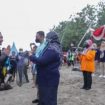 Para atlit selam saat menggelar aksi memberikan sampah plastik di tepi pantai Bahari Pasir Putih Situbondo.