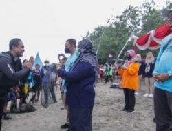 Para atlit selam saat menggelar aksi memberikan sampah plastik di tepi pantai Bahari Pasir Putih Situbondo.