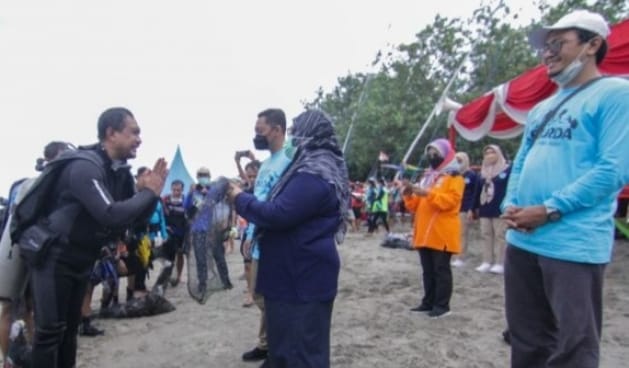 POSSI Jatim Berkolaborasi Dengan IKA Unair dan Radio SS Bersih-Bersih Sampah Laut