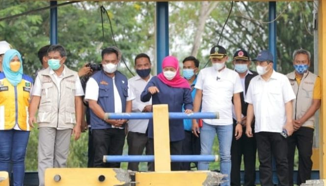 
					Gubernur Jawa Timur, Khofifah Indar Parawansa saat meninjau tiga Rumah Pompa aliran Sungai Kemuning, Sampang, (13/11/2021).