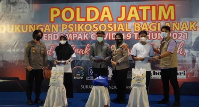 
					Giat Polda Jatim saat berikan dukungan psikologis bagi anak yatim-piatu terdampak Covid 19 di Gedung Surya Nusantara Tanjung Perak Surabaya.
