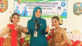 Ketua TP-PKK Kabupaten Jember, Hj. Kasih Fatarini saat monitoring dan evaluasi program PKK Sehat Lestari Berencana di Desa Jombang, Kecamatan Jombang, Kabupaten Jember