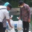 Anggota Komisi B DPRD Jatim, Subianto saat menaburkan 50 ribu Bibit Ikan ke tempat Destinasi Wisata Bendungan Canggu Kediri.