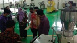 Ketua Komisi B DPRD Jatim, Aliyadi Mustofa saat melakukan kunjungan langsung ke UPT Mamin milik Disperindag Jatim yang berada di Krian Sidoarjo.