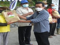Direktur Komersial Perhutani Ahmad Ibrahim, saat menyerahkan secara simbolis bantuan pada penyadap getah pinus di wilayah kph Lawu