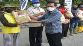 Direktur Komersial Perhutani Ahmad Ibrahim, saat menyerahkan secara simbolis bantuan pada penyadap getah pinus di wilayah kph Lawu