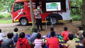 Bripda Herlambang Wahyu Anafis Satriatama saat mengajar di di Rumah Belajar.