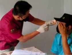 Tim Dokter Mata RSUD Saiful Anwar,saat Lakukan Pemeriksaan mata rutin bagi penerima manfaat di RSBN Malang