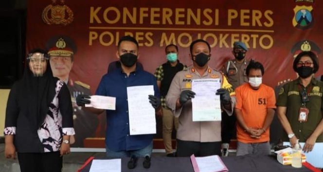 
					Kapolres Mojokerto AKBP Apip Ginanjar,saat konferensi pers pengungkapan tindak pidana penipuan Umroh dan Investasi bodong (16/11/2021).
