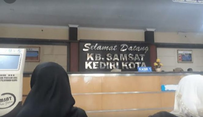
					KB Samsat Ngronggo Kota Kediri Berikan Live Service, Pelayanan Terbaik Pada Wajib Pajak