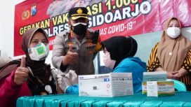 Kapolresta Sidoarjo Kombes Pol Kusumo Wahyu Bintoro saat meninjau langsung vaksinasi lansia di desa Bluru Kidul