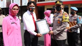 Kapolres Jember AKBP Arif Arifin,saat memberikan reward kepada anggota dan Polsek Jajaran di halaman Mapolres Jember, Rabu (17/11/21).