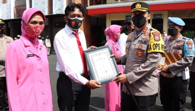 
					Kapolres Jember AKBP Arif Arifin,saat memberikan reward kepada anggota dan Polsek Jajaran di halaman Mapolres Jember, Rabu (17/11/21).