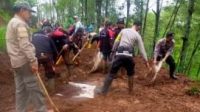 Kapolsek Nongkojajar Polres Pasuruan Iptu Kusmani S. H. Pimpin langsung giat Gotong Royong Bersihkan tanah longsor yang menutupi badan jalan di desa kayukebek, kecamatan tutur, kabupaten pasuruan, Rabu (17/11/2021).