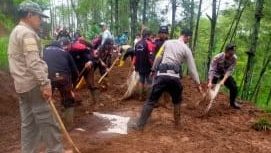 Kapolsek Nongkojajar Polres Pasuruan Iptu Kusmani S. H. Pimpin langsung giat Gotong Royong Bersihkan tanah longsor yang menutupi badan jalan di desa kayukebek, kecamatan tutur, kabupaten pasuruan, Rabu (17/11/2021).