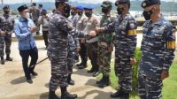 Pangkoarmada II ,Laksda TNI Dr.Iwan Isnurwanto,saat mengunjungi Poskamladu di pelabuhan perikanan Pacitan.Rabu (17/12/21).