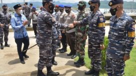 Pangkoarmada II ,Laksda TNI Dr.Iwan Isnurwanto,saat mengunjungi Poskamladu di pelabuhan perikanan Pacitan.Rabu (17/12/21).